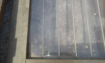 Dvířka s pěkným kováním a fazetovanými skly. - 4