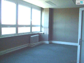Pronajmeme kancelář – 17 m² v administrativní budově se služ - 4