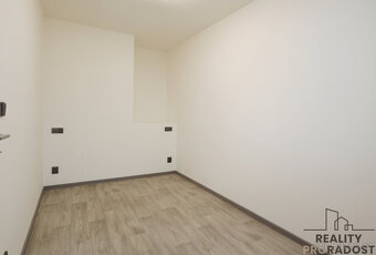 Exkluzivně pronájem bytu 2+kk, po rekonstrukci, 36m2 + lodži - 4
