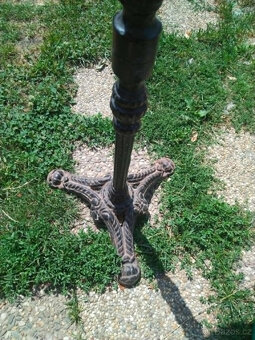Mramorový kulatý barový stolek vysoký 107 cm na litinové noz - 4
