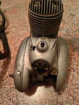 Jawa perak zbrojovka rám a motor - 4