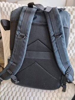 canon s objektivy a taškobatůžkem - 4