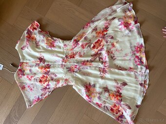 Květinové šaty GUESS - 4