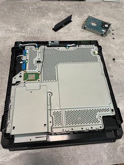 PlayStation 4 PRO 1TB , 2 ovladače PS4 - 4