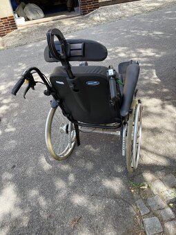 Polohovatelný invalidní vozík - 4