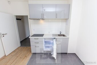 Krásný byt 2+KK s dvěma balkony a parkovacím stáním v novost - 4
