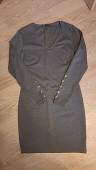 Šedé šaty s knoflíky na rukávech - 4