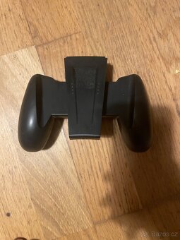 Nintendo Switch + 2 hry + 4x Joy-Con + příslušenství - 4