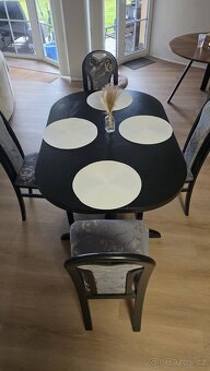 Set rustikálního dřevěného stolu se 6 čalouněnými židlemi - 4