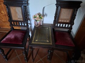 Starožitné židle a stolek potažen kůži - 4