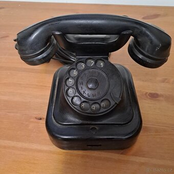 Staré bakelitové  telefony - 4