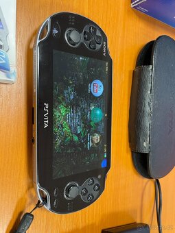 PlayStation Vita 1104 OLED + 8GB karta – pěkný stav - 4