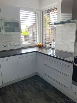 Prodám pěknou a moderní kuchyňskou linku - 4