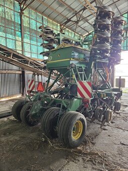 secí stroj John Deere 750A - 4