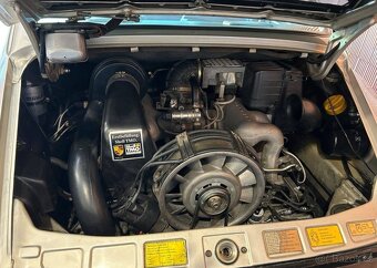Porsche 911 z roku 1989 ve verzi 3.2 - 4