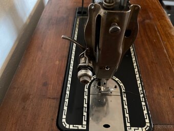 PFAFF 31 šicí stroj se stolkem - 4