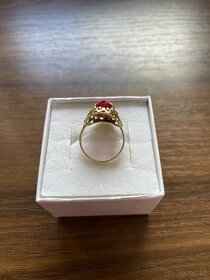 Zlatý dámský prsten s červeným kamenem - 4