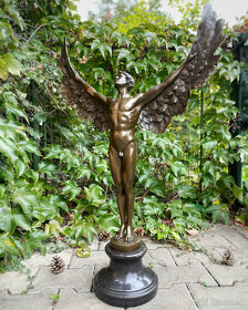 Velká luxusní bronzová socha - muž s andělskými křídly - 4