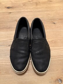 Nošené černé slipon boty - 4