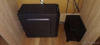 Počítač s monitorem, repro soustavou počítačovým stolem - 4
