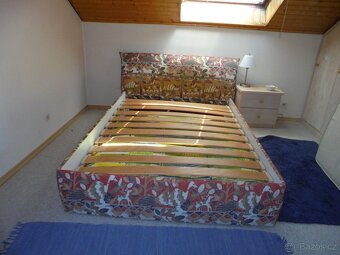 čalouněná postel, rošt, matrace, přehoz noční stolek - 4
