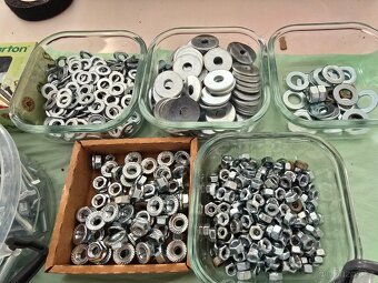 šroubky, vruty, podložky, matičky, háčky - vše nové - 4