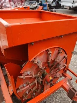 Prodam dvouřádkový sazeč brambor České výroby SK2-130 včetně - 4
