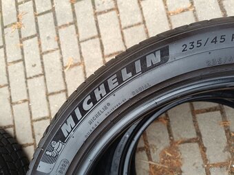 2x 235/45 R18 98W Michelin - 6,7 mm - letní pneu - 4