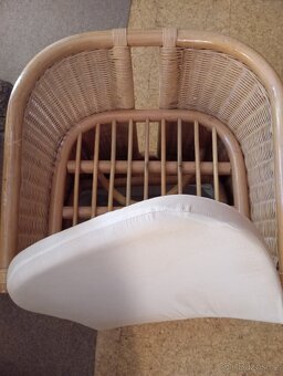 Prodám proutěné křesílko s úložným prostorem a kožešinou - 4