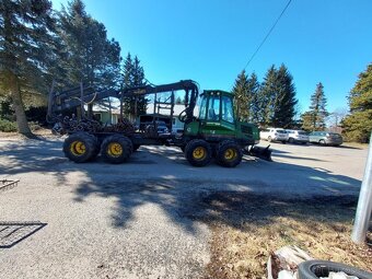 Vyvážecí traktor J. Deere 810 D - 4