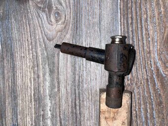 Morgan  -  šikmý převodník k tachometru na přední kolo. - 4