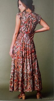 Dlouhé letní šaty s výstřihem do V - 4