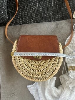 Crossbody kabelka z přírodních materiálů (lýko/kůže) - 4