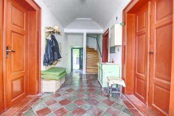 Rodinný dům 5+1 u zámecké zahrady, obec Dobřenice. - 4