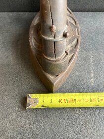 Starožitná zdobená žehlička s dřevěnou rukojetí (525) - 4