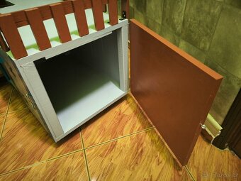 Domácí dřevěná bouda s balkónem - 4
