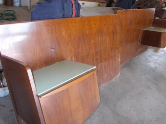 Manželská postel s nočními stolky. - 4