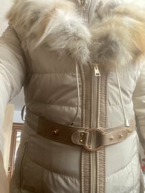 KARA - krásný krátký béžový kabát límec liška - 4