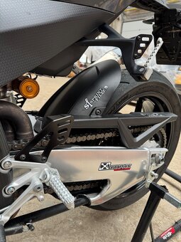 Aprilia Tuono V4 Factory - 4