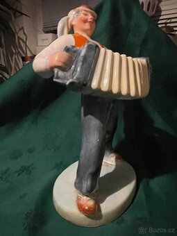 Porcelánová soška harmonikář. Ditmar Urbach - 4
