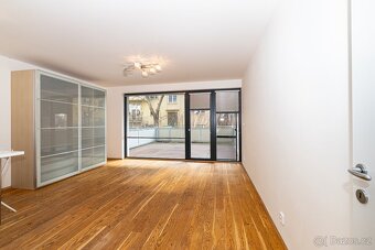 Moderní byt 62m² 1+kk s terasou, garážovým stáním a komorou - 4