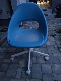 Ikea skříň, otočná židle, 2 x polička - 4