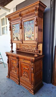 Starožitný vyřezávaný příborník s vitráží - 4