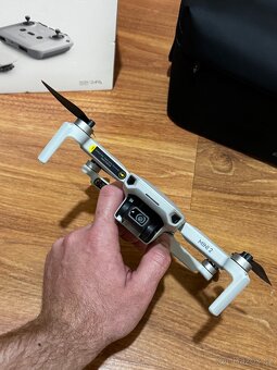 Dron DJI Mini 2 Fly More Combo - 4
