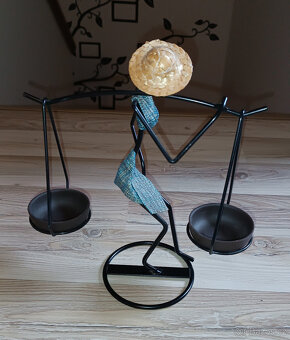 Dekorační kovový svícen Africká žena s kloboukem - 4