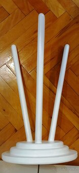 Květinový stolek na trojnožce bílý.. - 4