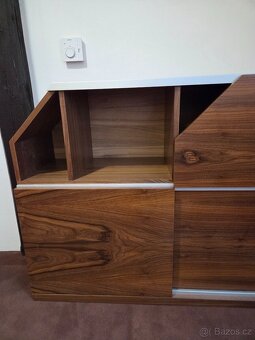 Skříň s posuvem a poličkami OŘECH - 4
