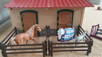 Schleich Stáj s koňmi kompletní a mycí kout pro koně - 4