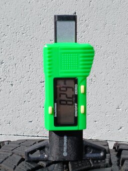 Pěkné zimní pneu Goodyear 225/40/19 vzorek 8mm - 4