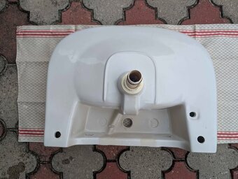 Bílé keramické umyvadlo - 4